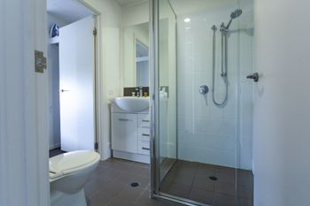 Watt Street 1 BR Apartment W Ocean Views - Accommodation VIC 2