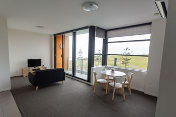 Watt Street 1 BR Apartment W Ocean Views - Accommodation VIC 4