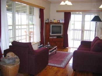 Buttercup Cottage & Private Apartment - Accommodation VIC 5