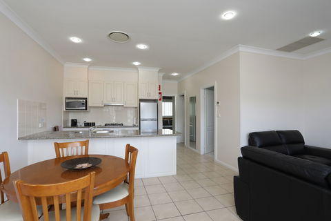 Cadman Motor Inn & Apartments - Accommodation VIC 4