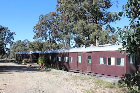 Krinklewood Cottage & Train Carriages - Accommodation VIC 3