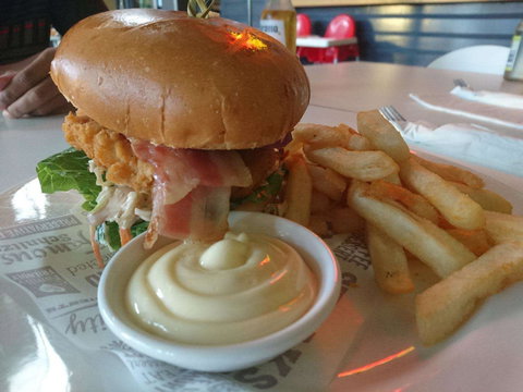 Newnham Hotel Restaurant - Accommodation VIC 0