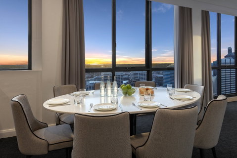 Meriton Suites Pitt Street - Accommodation VIC 3