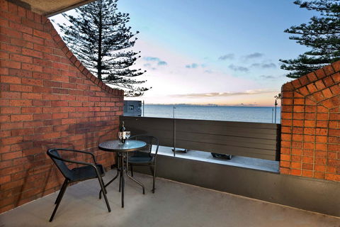 Beachfront Voyager Motor Inn - Accommodation VIC 2