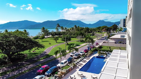 Holiday Inn Cairns Harbourside - Accommodation VIC 1