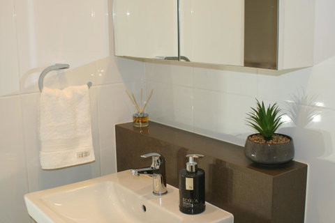 Modern Executive Apt@Barton*1BR*WiFi*Gym*Secure Parking*Canberra - Accommodation VIC 3