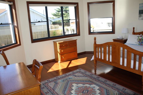Serenity On Narrabeen Beach - 1Bdr Beachside Retreat - Accommodation VIC 3
