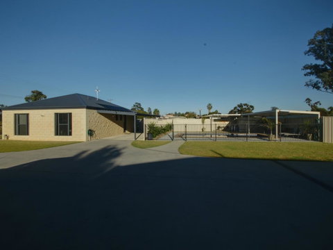 DBJ Holiday Units - Accommodation VIC 1