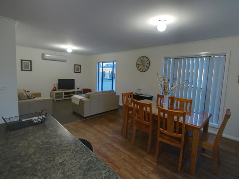 DBJ Holiday Units - Accommodation VIC 3