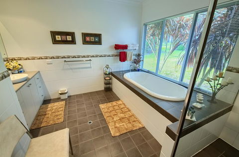 Glenelg On King Bed & Breakfast - Accommodation VIC 3