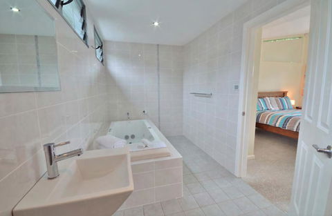 Crescent Head Spa Villa - Accommodation VIC 14
