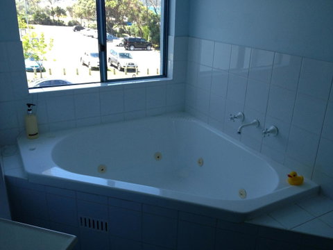 Breakers Apartments - Accommodation VIC 2