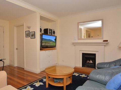 Villa 2br Prosecco Villa Located Within Cypress Lakes Resort - Accommodation VIC 1