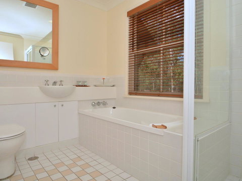 Villa 2br Prosecco Villa Located Within Cypress Lakes Resort - Accommodation VIC 13