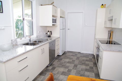 Fleur Cottage, 7 Willow Street - Accommodation VIC 2