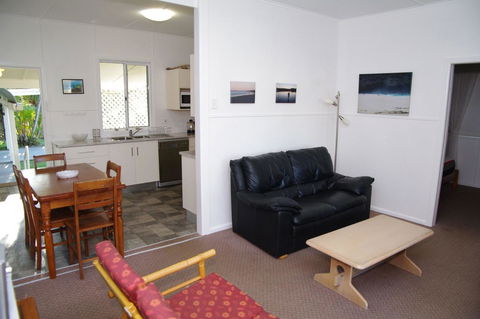 Fleur Cottage, 7 Willow Street - Accommodation VIC 8