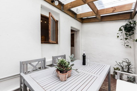 Chippendale Â· Quaint 1880â€™s Sydney Chippendale Terrace House - Accommodation VIC 7