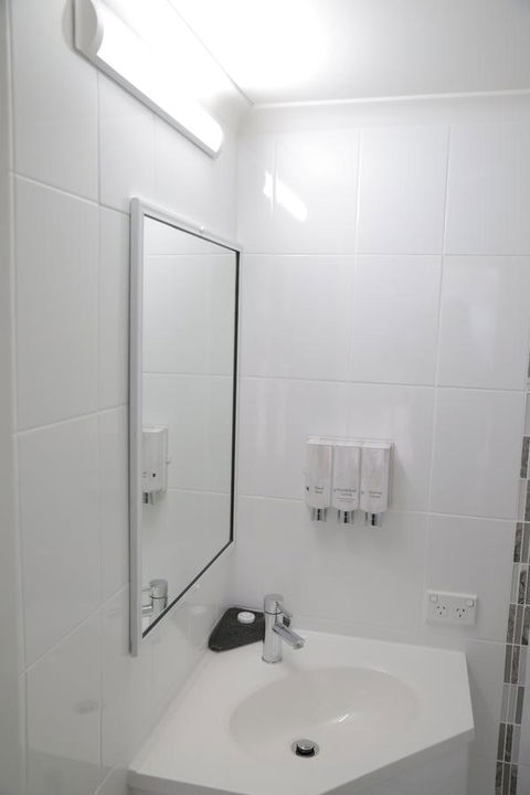 Sapphire Waters Motor Inn - Accommodation VIC 11