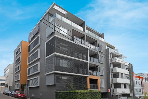 Large Light Luxe 3BDR 2BA Free Parking - Walk To Sydney Uni And RPA - Accommodation VIC 11