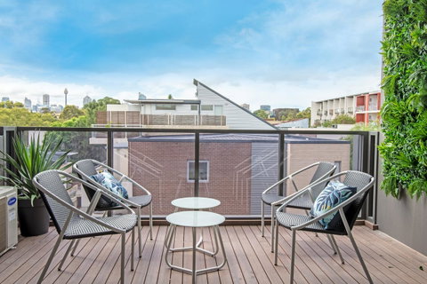 Large Light Luxe 3BDR 2BA Free Parking - Walk To Sydney Uni And RPA - Accommodation VIC 4