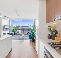 Large Light Luxe 3BDR 2BA Free Parking - walk to Sydney Uni and RPA - Accommodation VIC