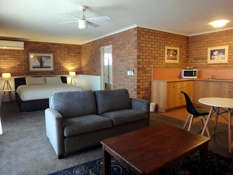 Summerhill Motor Inn - Accommodation VIC 35