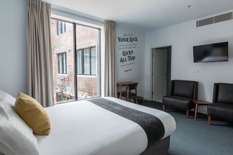 The Lucky Hotel - Accommodation VIC 2