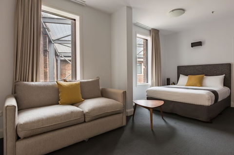 The Lucky Hotel - Accommodation VIC 18