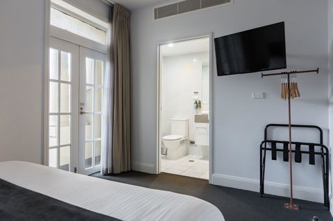 The Lucky Hotel - Accommodation VIC 26