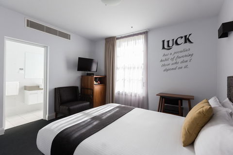 The Lucky Hotel - Accommodation VIC 3