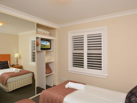 Villa De Saran Located Within Cypress Lakes - Accommodation VIC 10