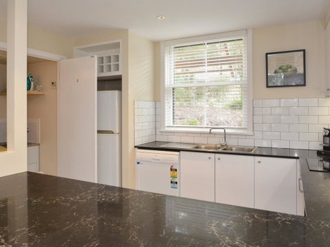 Villa De Saran Located Within Cypress Lakes - Accommodation VIC 3