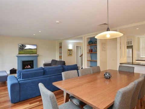Villa De Saran Located Within Cypress Lakes - Accommodation VIC 12