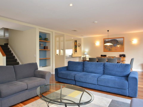 Villa De Saran Located Within Cypress Lakes - Accommodation VIC 11
