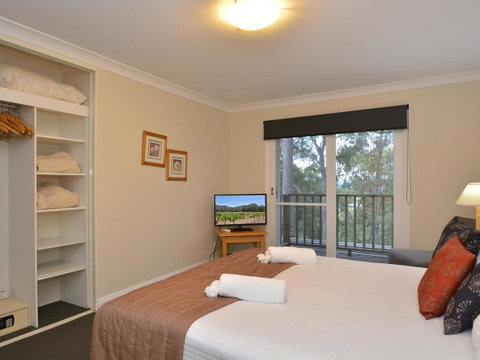 Villa De Saran Located Within Cypress Lakes - Accommodation VIC 1