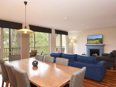Villa De Saran Located Within Cypress Lakes - Accommodation VIC 6