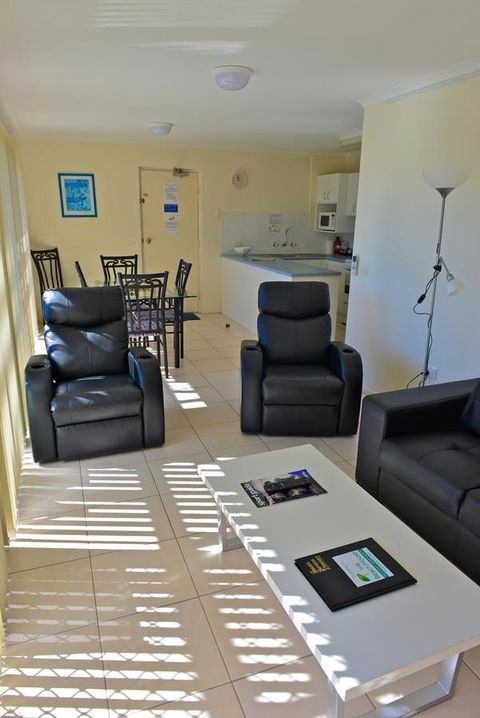 Beach House Holiday Apartments - Accommodation VIC 7