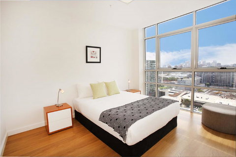 Gadigal Groove - Modern And Bright 3BR Executive Apartment In Zetland With Views - Accommodation VIC 5