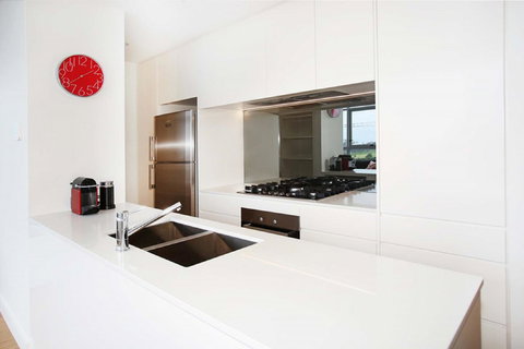 Gadigal Groove - Modern And Bright 3BR Executive Apartment In Zetland With Views - Accommodation VIC 3