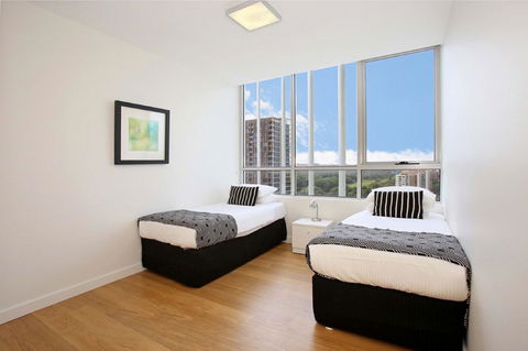 Gadigal Groove - Modern And Bright 3BR Executive Apartment In Zetland With Views - Accommodation VIC 6