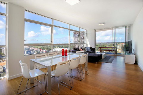 Gadigal Groove - Modern And Bright 3BR Executive Apartment In Zetland With Views - Accommodation VIC 1