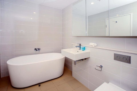Gadigal Groove - Modern And Bright 3BR Executive Apartment In Zetland With Views - Accommodation VIC 8