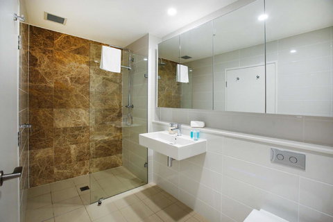Gadigal Groove - Modern And Bright 3BR Executive Apartment In Zetland With Views - Accommodation VIC 7