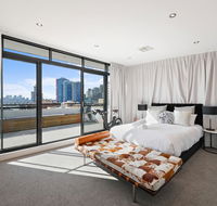 Darling Harbour Penthouse ViewsJacuzzi - Accommodation VIC