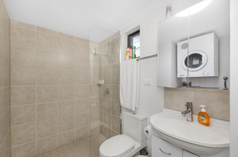 BOUTIQUE APARTMENTS BEACH LOCATION - Accommodation VIC 2