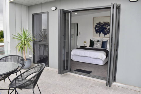 Brand New 2 Bed Apartment With Stunning City Views - Accommodation VIC 2