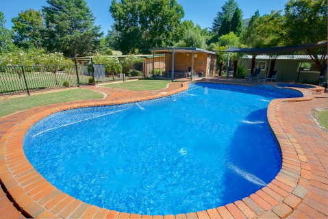 Bright Pine Valley Tourist Park - Accommodation VIC 1