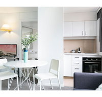 Bright modern studio steps from the action - Accommodation VIC
