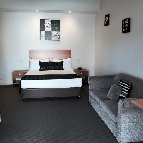 Burkes Hotel Motel - Accommodation VIC 3