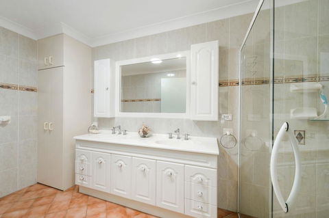 Burkeys, 5 Main Street - Accommodation VIC 1